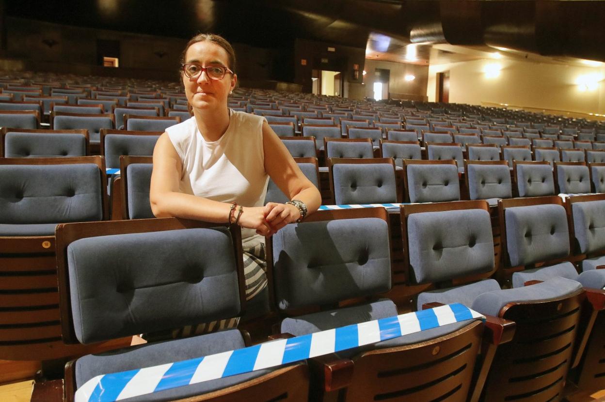 Covadonga Díaz en el patio de butacas del Auditorio Príncipe Felipe. 