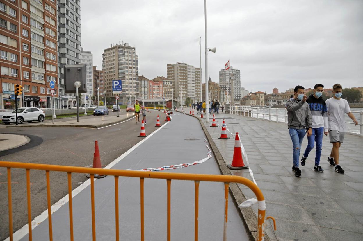 Aspecto del Muro, ayer, con un nuevo tramo gris pintado entre Capua y el Náutico. 
