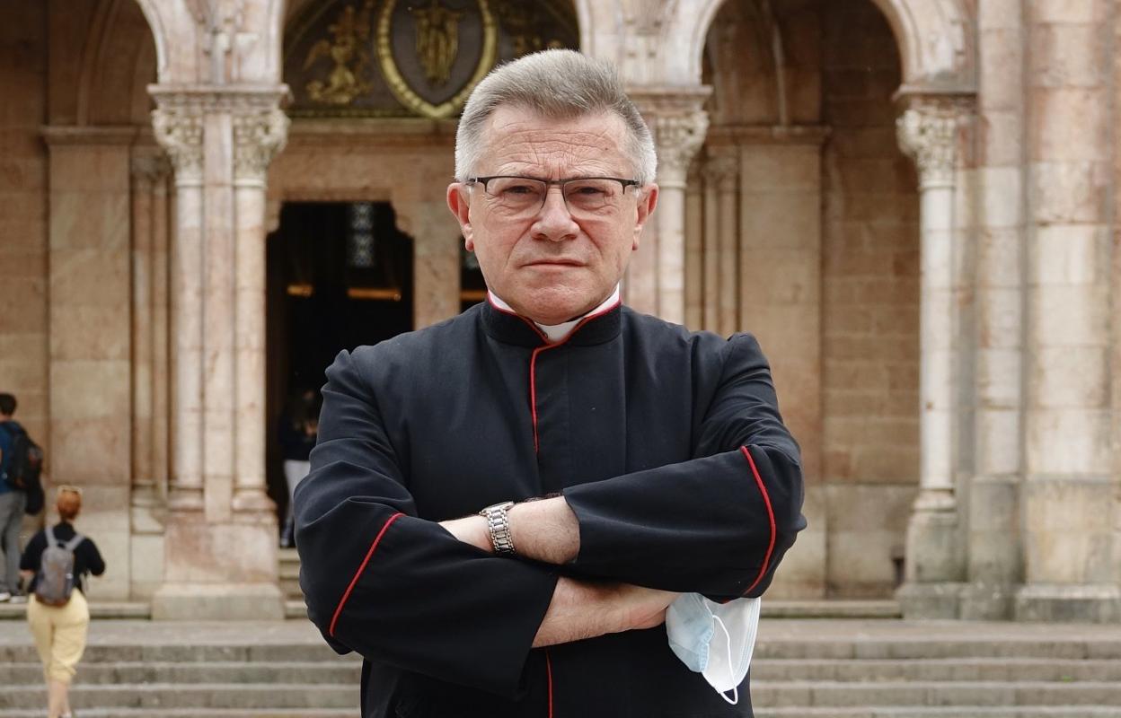 Adolfo Mariño, ante la Basílica de Covadonga. 