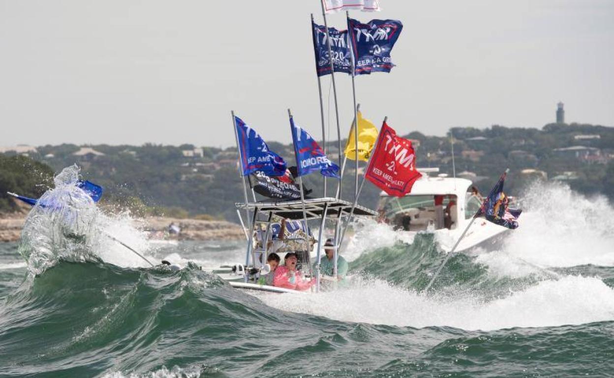 Naufragan varias embarcaciones durante un desfile naval en apoyo a Trump