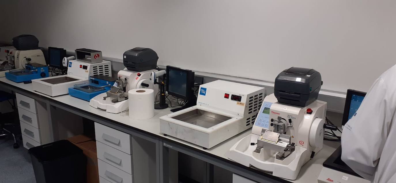 El fuego, de origen eléctrico, calcinó dos máquinas y cubrió totalmente de hollín las instalaciones