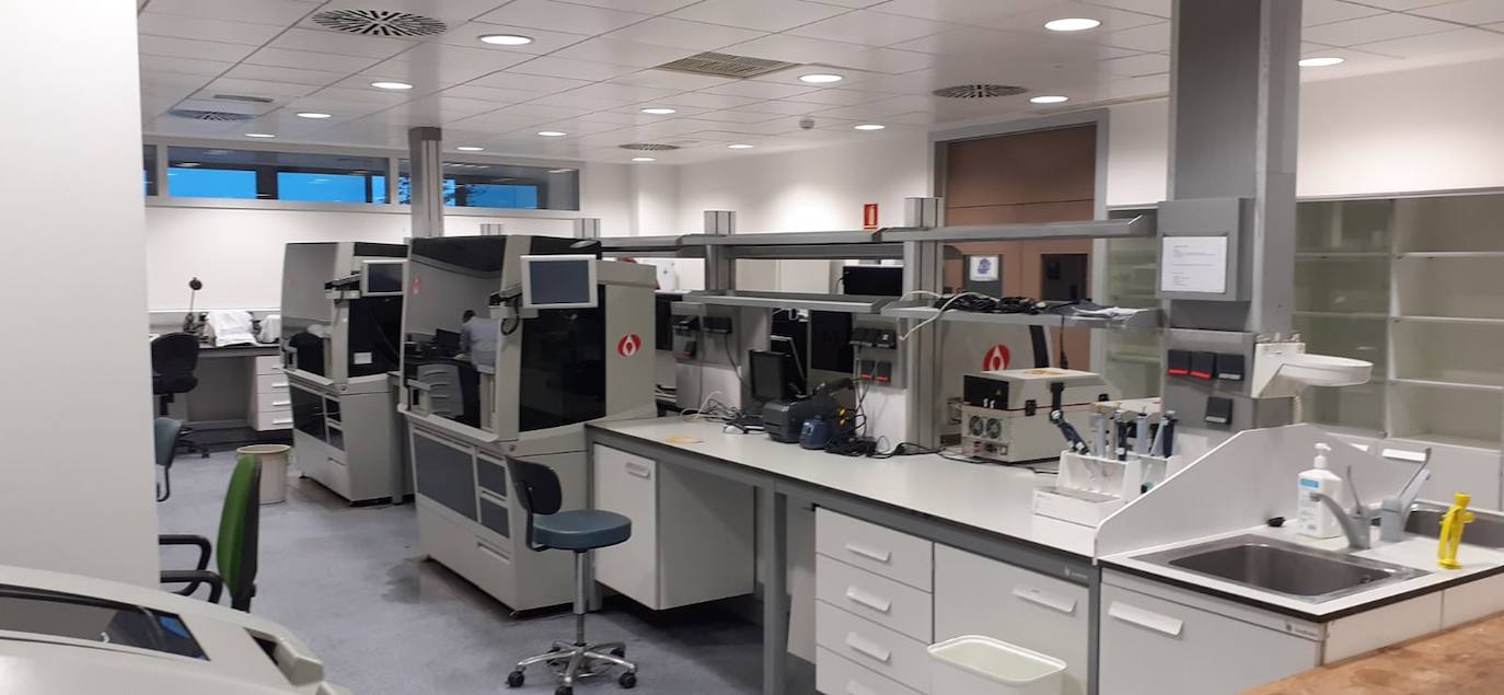 El fuego, de origen eléctrico, calcinó dos máquinas y cubrió totalmente de hollín las instalaciones