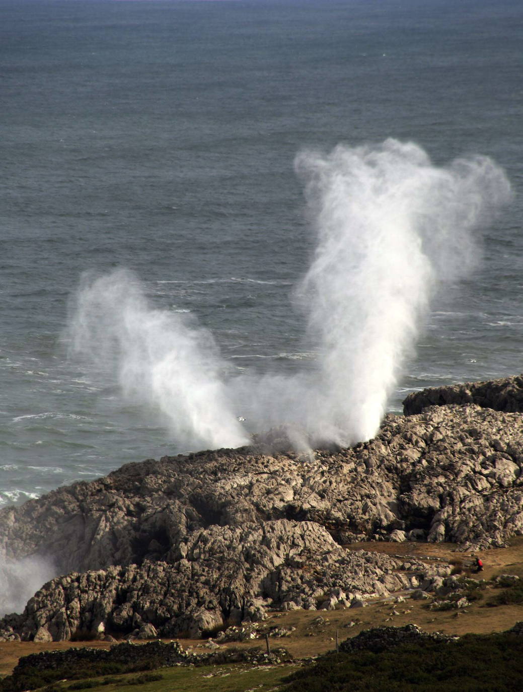 También están declarados Monumento Natural los Bufones de Arenillas, que se extienden a lo largo de más de un kilómetro de la costa de Puertas de Vidiago, en Llanes. Este enclave goza de especial protección desde el año 2001.