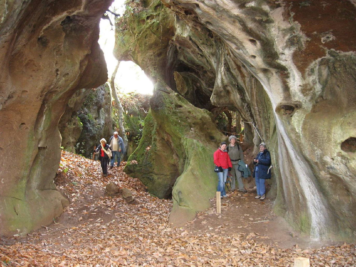 As Covas d'Andía, en el concejo de El Franco, es “un paraje de gran singularidad geológica, geomorfológica y paisajística” modelado, en parte, por la acción humana, ya que en este enclave hubo una intensa actividad minera en época romana destinada a la extracción de oro. Fue declarado Monumento Natural en el año 2002.