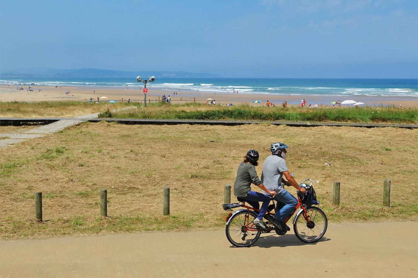 “En el Monumento Natural de Entrepeñes y Playa de Vega, concurren una serie de elementos biológicos y geológicos que lo convierten en uno de los de mayor interés ambiental de la costa asturiana”. Así describe este enclave riosellano el decreto por el que se estableció su protección en el año 2001. Además de un valioso sistema dunar, aquí existen con “una aliseda pantanosa, bosque extremadamente raro en la región” y una amplia variedad de aves.