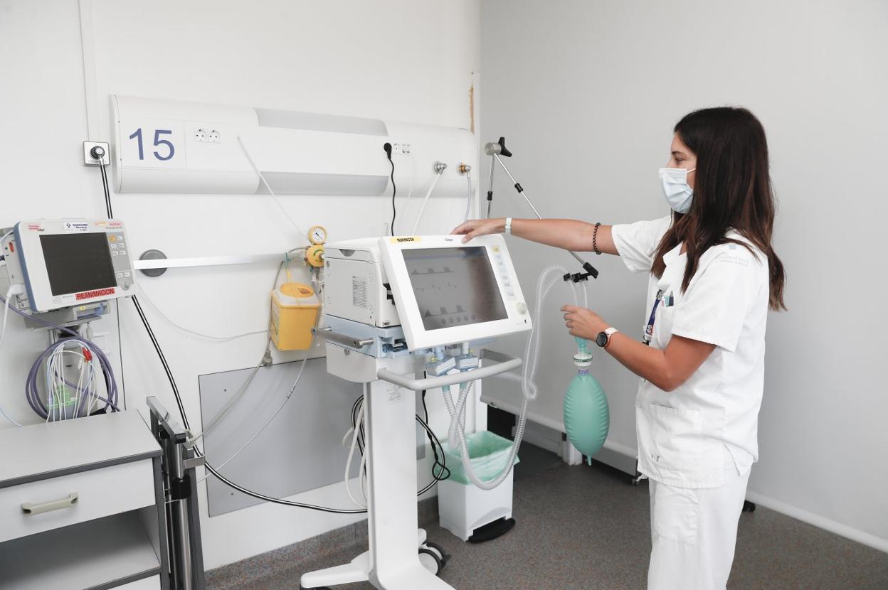 Una trabajadora de Cabueñes comprueba el funcionamiento de uno de los 48 nuevos respiradores con que se ha dotado el hospital. 