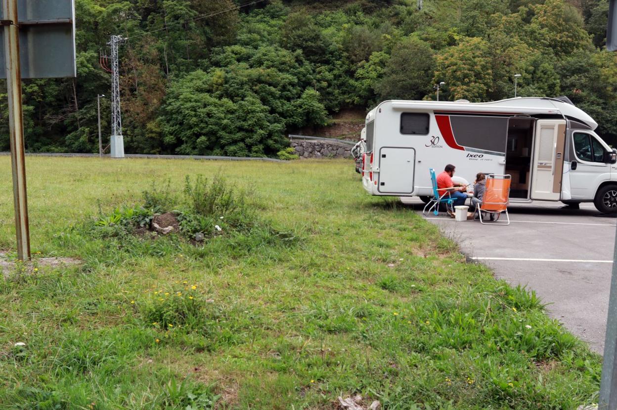 Autocaravanistas disfrutando de la zona habilitada para estos vehículos en El Cadavíu, en Langreo. 