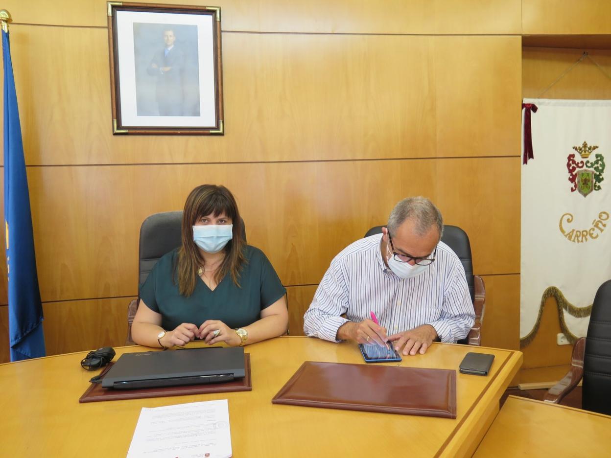 Amelia Fernández y Ángel Riego firman el convenio. 
