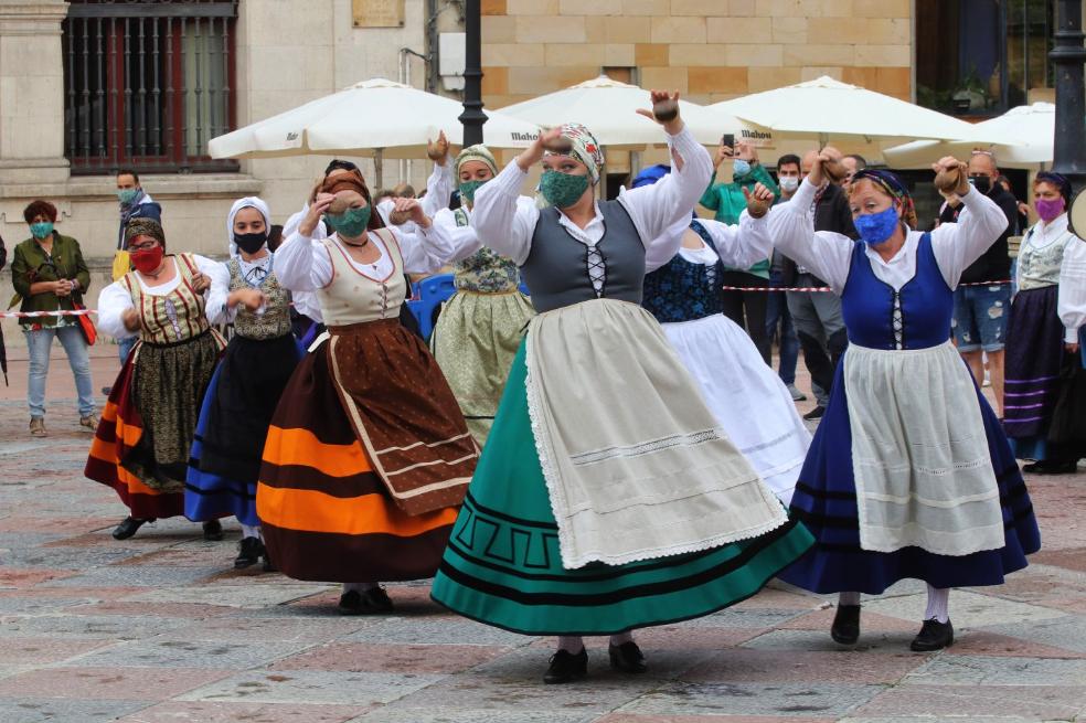 t Los grupos folclóricos regresaron a las calles de El Antiguo. 