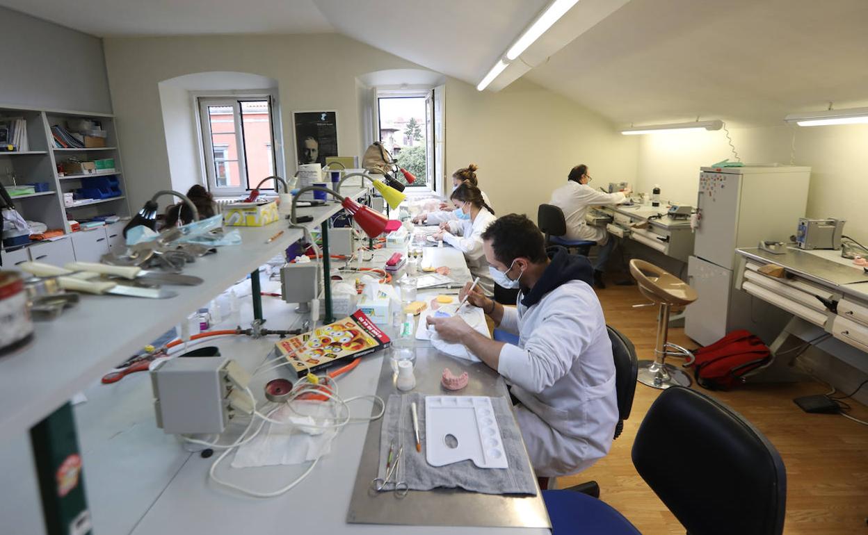 Estudiantes de Formación Profesional en una clase en el centro Asturias Educación