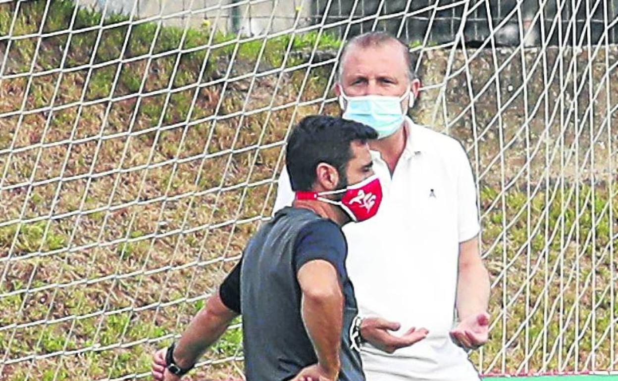 Gallego, con Javi Rico, en un entrenamiento reciente. damián arienza