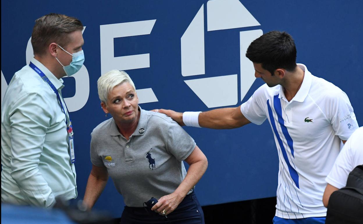 Djokovic pide perdón por el pelotazo a la juez de línea: «Esta situación me ha dejado triste y vacío»