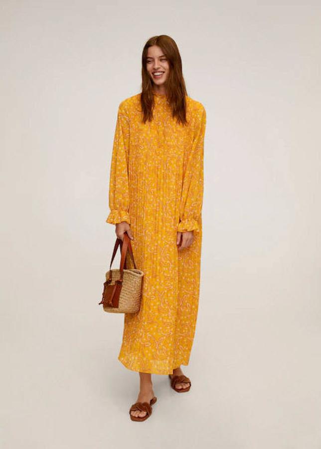 Vestido con estampado paisley en color amarillo de Mango, 35,99 euros.