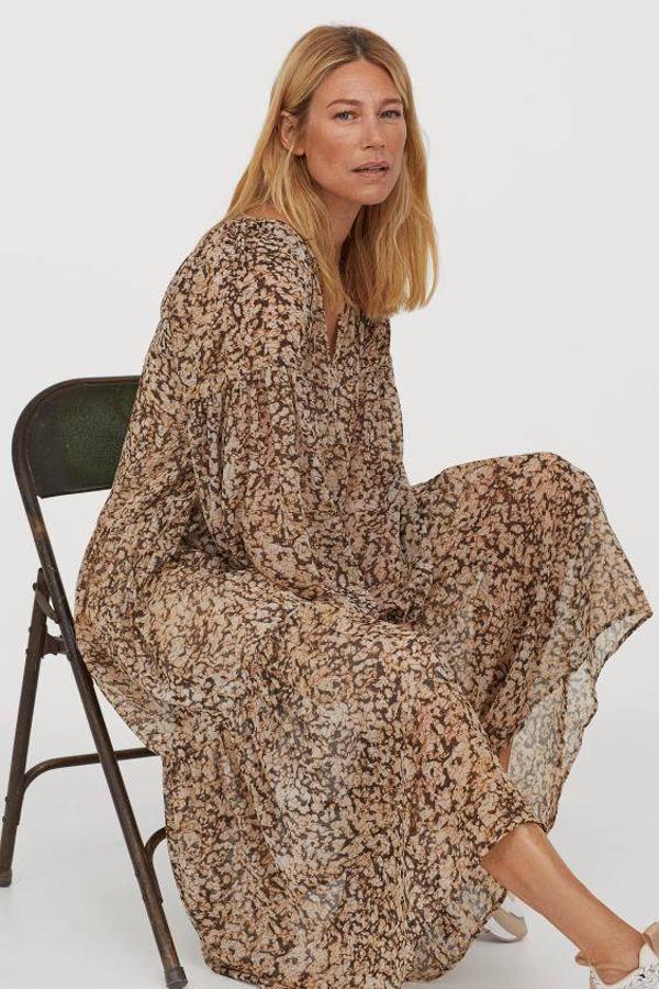 Vestido de gasa con estampado de leopardo en color beige de H&M, 39,99 euros.