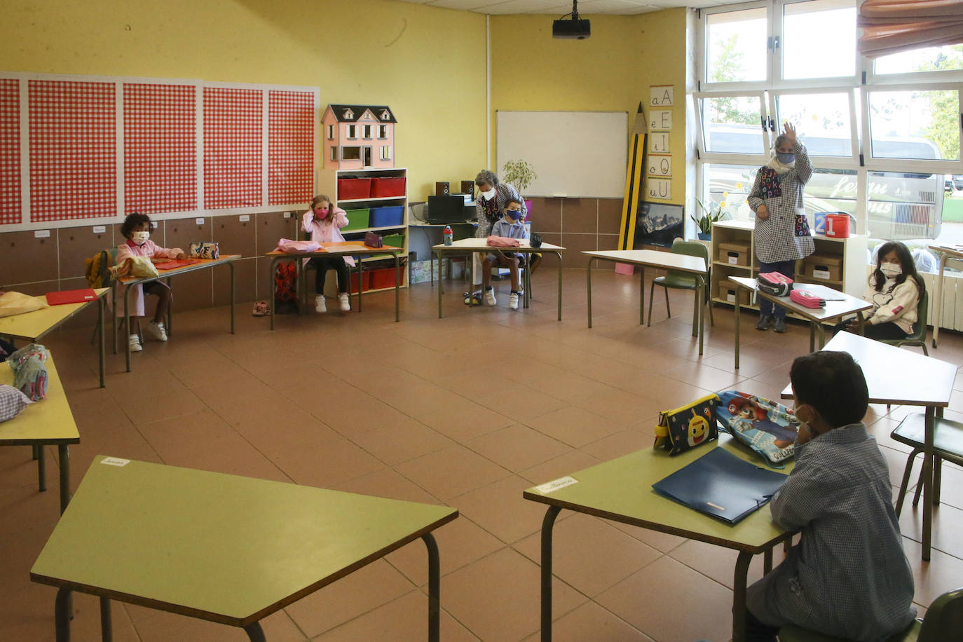 Ha comenzado el curso 2020-2021 en Asturias. Los primeros en volver a las aulas han sido los alumnos de 0 a 3 de Gijón y los de Infantil y Primaria de centros privados, como el ECOLE. Toma de temperatura, mascarillas y entradas escolonadas son algunas de las nuevas normas del año académico.