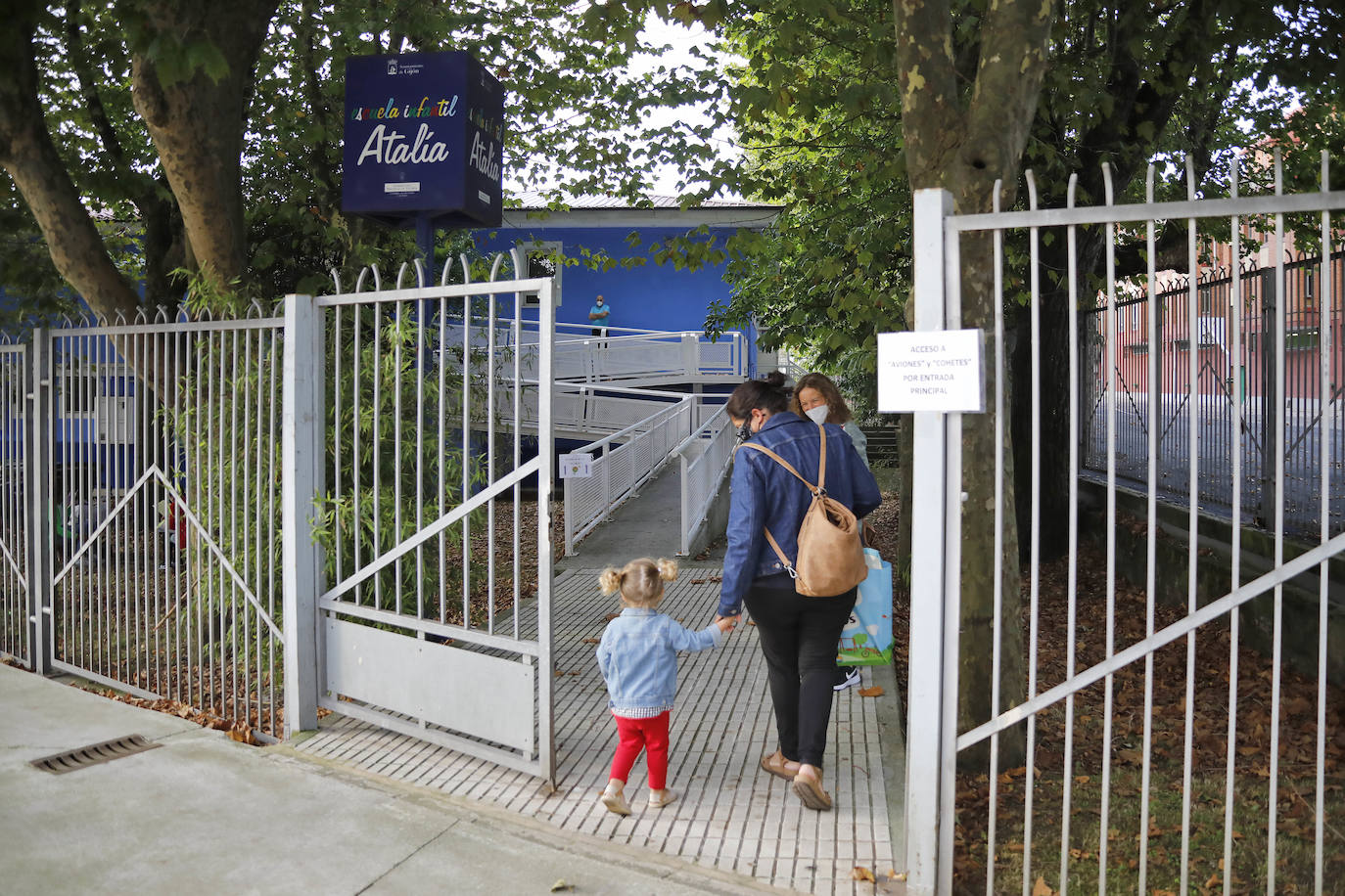 Ha comenzado el curso 2020-2021 en Asturias. Los primeros en volver a las aulas han sido los alumnos de 0 a 3 de Gijón y los de Infantil y Primaria de centros privados, como el ECOLE. Toma de temperatura, mascarillas y entradas escolonadas son algunas de las nuevas normas del año académico.