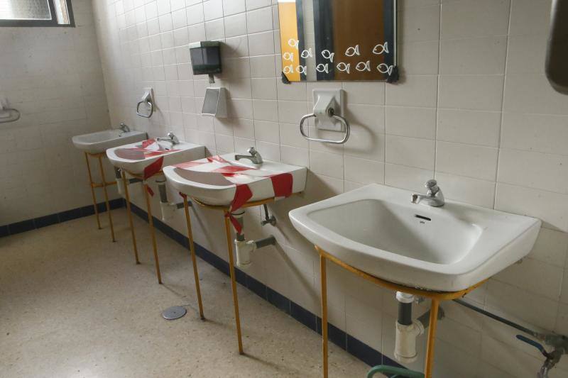 Ha comenzado el curso 2020-2021 en Asturias. Los primeros en volver a las aulas han sido los alumnos de 0 a 3 de Gijón y los de Infantil y Primaria de centros privados, como el ECOLE. Toma de temperatura, mascarillas y entradas escolonadas son algunas de las nuevas normas del año académico.