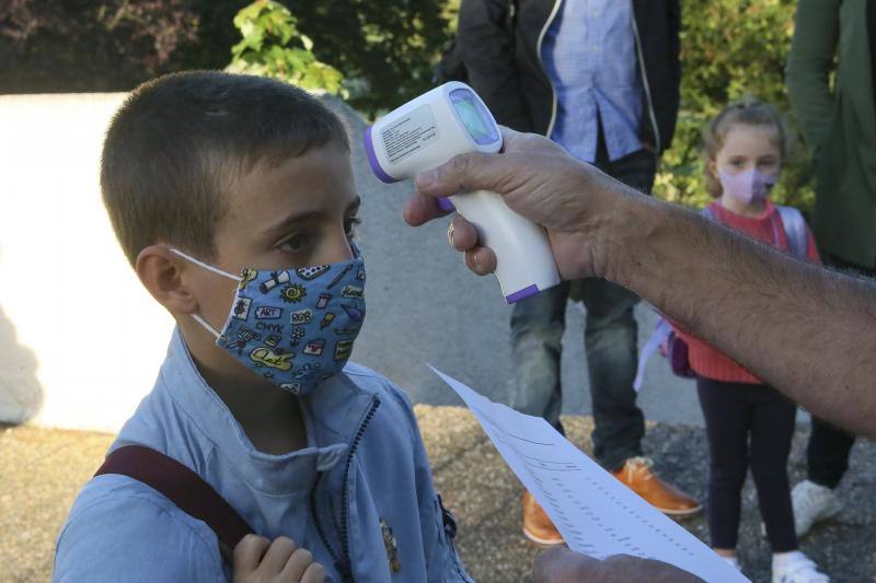 Ha comenzado el curso 2020-2021 en Asturias. Los primeros en volver a las aulas han sido los alumnos de 0 a 3 de Gijón y los de Infantil y Primaria de centros privados, como el ECOLE. Toma de temperatura, mascarillas y entradas escolonadas son algunas de las nuevas normas del año académico.