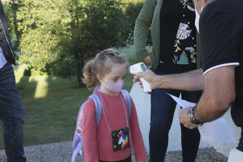 Ha comenzado el curso 2020-2021 en Asturias. Los primeros en volver a las aulas han sido los alumnos de 0 a 3 de Gijón y los de Infantil y Primaria de centros privados, como el ECOLE. Toma de temperatura, mascarillas y entradas escolonadas son algunas de las nuevas normas del año académico.