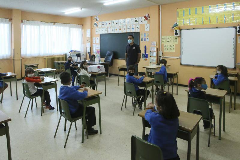 Ha comenzado el curso 2020-2021 en Asturias. Los primeros en volver a las aulas han sido los alumnos de 0 a 3 de Gijón y los de Infantil y Primaria de centros privados, como el ECOLE. Toma de temperatura, mascarillas y entradas escolonadas son algunas de las nuevas normas del año académico.