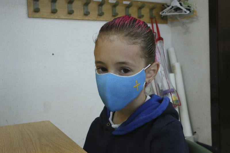 Ha comenzado el curso 2020-2021 en Asturias. Los primeros en volver a las aulas han sido los alumnos de 0 a 3 de Gijón y los de Infantil y Primaria de centros privados, como el ECOLE. Toma de temperatura, mascarillas y entradas escolonadas son algunas de las nuevas normas del año académico.