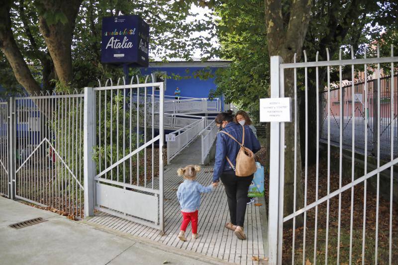 Ha comenzado el curso 2020-2021 en Asturias. Los primeros en volver a las aulas han sido los alumnos de 0 a 3 de Gijón y los de Infantil y Primaria de centros privados, como el ECOLE. Toma de temperatura, mascarillas y entradas escolonadas son algunas de las nuevas normas del año académico.