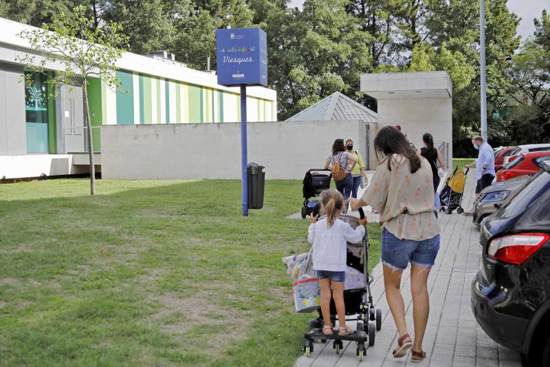 Ha comenzado el curso 2020-2021 en Asturias. Los primeros en volver a las aulas han sido los alumnos de 0 a 3 de Gijón y los de Infantil y Primaria de centros privados, como el ECOLE. Toma de temperatura, mascarillas y entradas escolonadas son algunas de las nuevas normas del año académico.