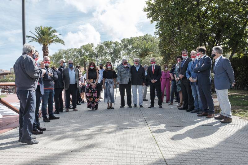 El que fuera presidente del Grupo, Rogelio Llana, y Alberto Cortina fueron los protagonistas de una jornada con gran carga simbólica. Tras el homenaje a los fallecidos y a la Ofrenda a la Santina, tuvo lugar la entrega de distinciones. Antonio Corripio, presidente del Club y Beatriz Coto, vicepresidenta fueron los encargados.