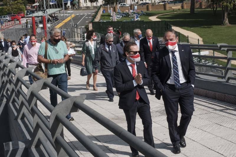 El que fuera presidente del Grupo, Rogelio Llana, y Alberto Cortina fueron los protagonistas de una jornada con gran carga simbólica. Tras el homenaje a los fallecidos y a la Ofrenda a la Santina, tuvo lugar la entrega de distinciones. Antonio Corripio, presidente del Club y Beatriz Coto, vicepresidenta fueron los encargados.