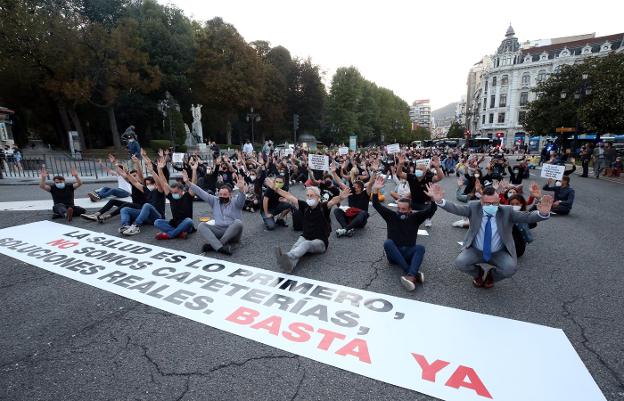 Los empresarios de la hostelería, en una sentada, delante del campo San Francisco, junto al Parlamento. 