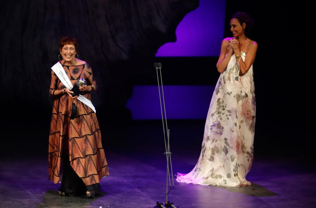 Verónica Forqué, durante su discurso tras recoger el premio, ante una emocionada María Barranco. 