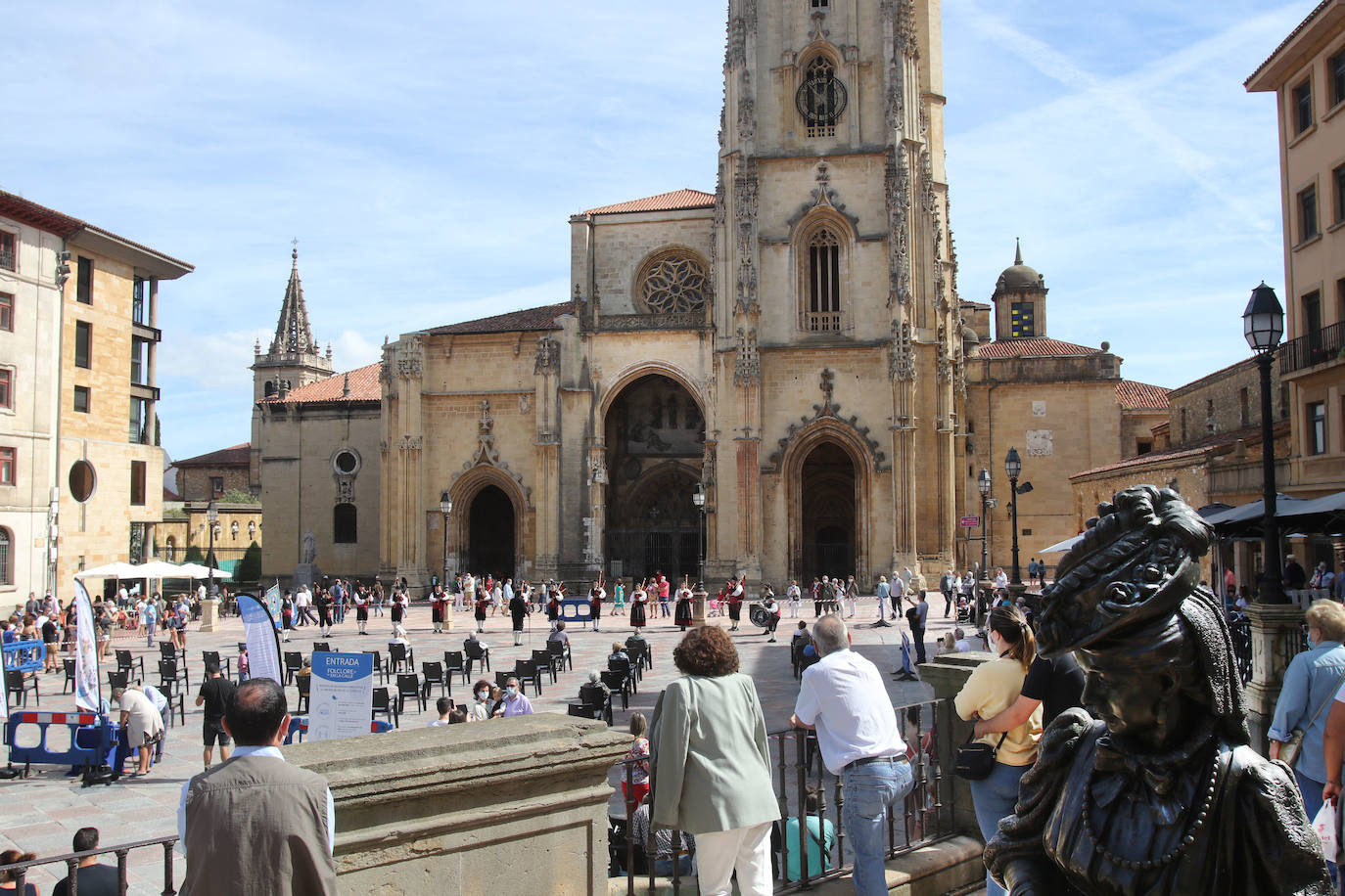 Oviedo vive el Día de Asturias más atípico. Los socios del Centro Asturiano de Oviedo llenaron las instalaciones para disfrutar de una jornada diferente. No faltaron tampoco las actuaciones folklóricas en la plaza de la catedral.