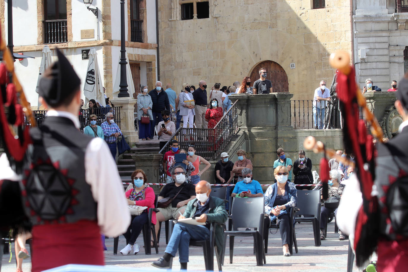Oviedo vive el Día de Asturias más atípico. Los socios del Centro Asturiano de Oviedo llenaron las instalaciones para disfrutar de una jornada diferente. No faltaron tampoco las actuaciones folklóricas en la plaza de la catedral.