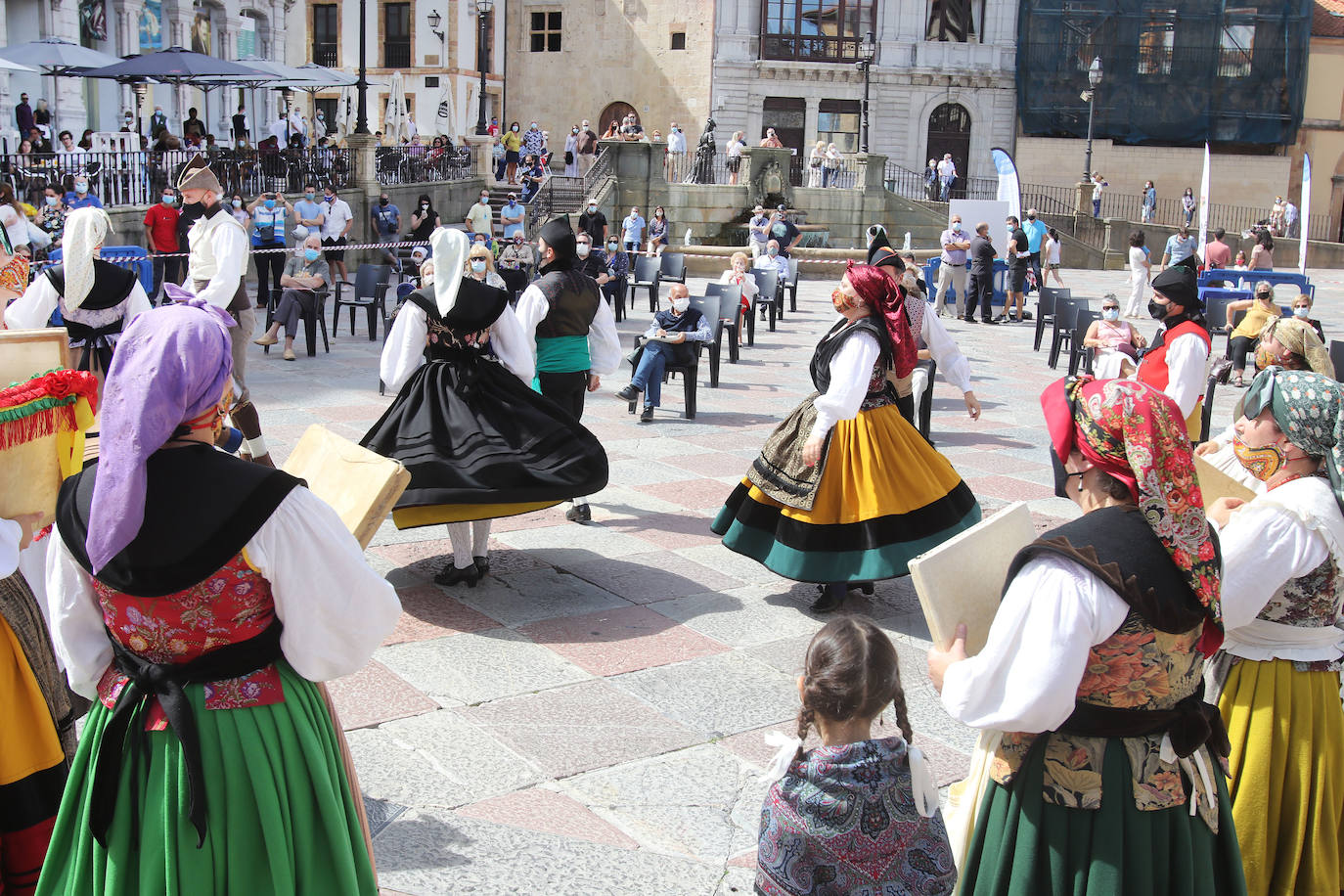 Oviedo vive el Día de Asturias más atípico. Los socios del Centro Asturiano de Oviedo llenaron las instalaciones para disfrutar de una jornada diferente. No faltaron tampoco las actuaciones folklóricas en la plaza de la catedral.