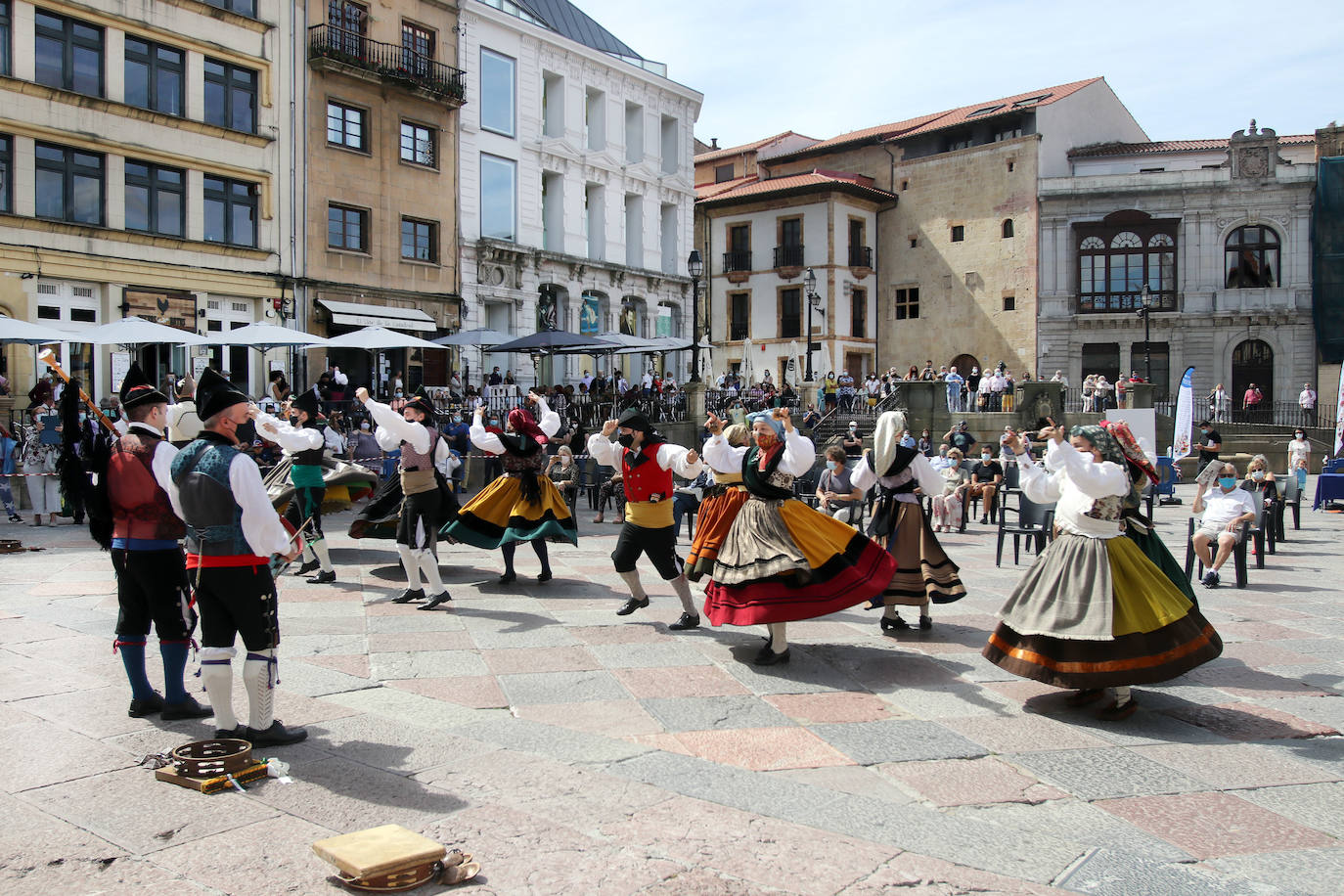 Oviedo vive el Día de Asturias más atípico. Los socios del Centro Asturiano de Oviedo llenaron las instalaciones para disfrutar de una jornada diferente. No faltaron tampoco las actuaciones folklóricas en la plaza de la catedral.