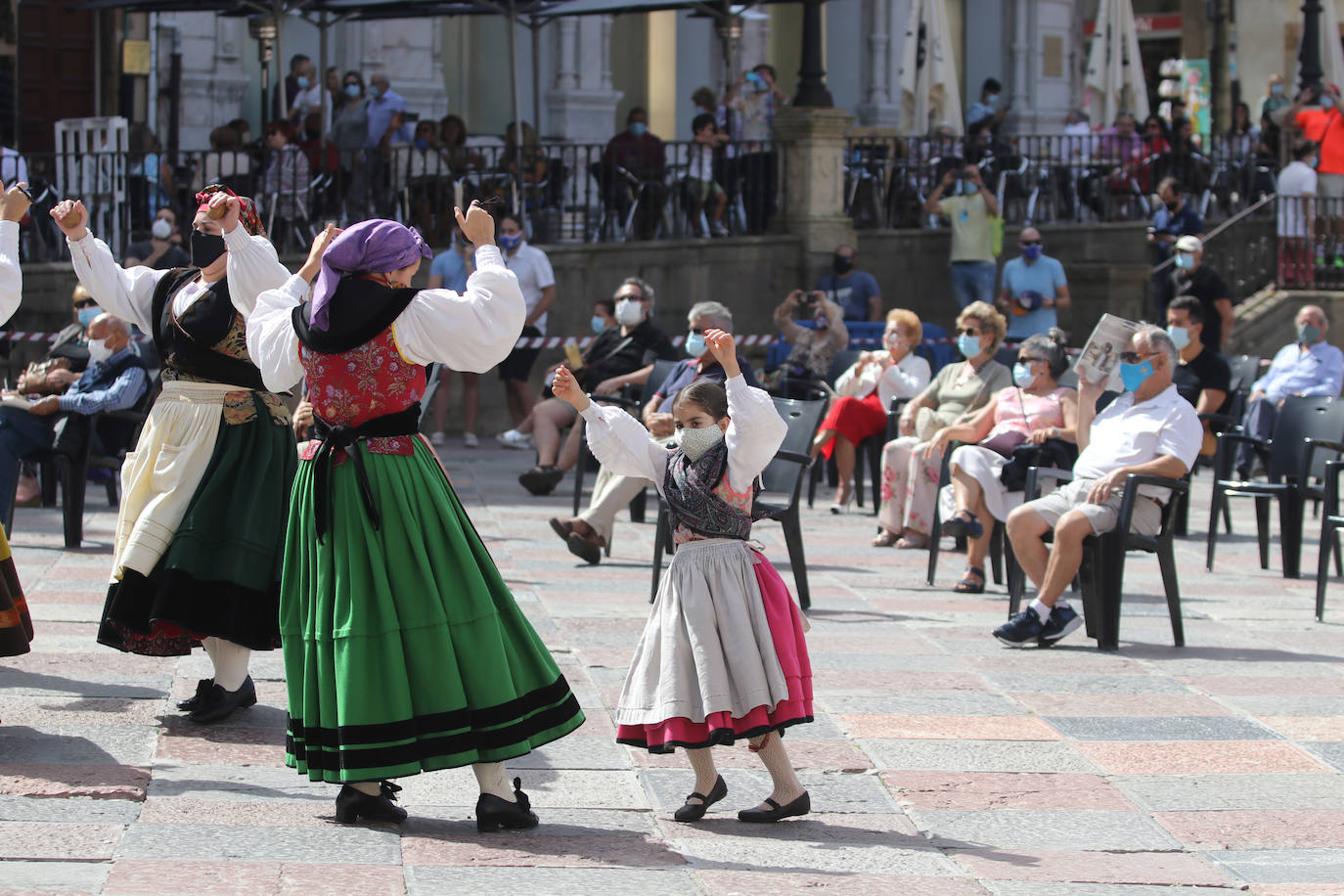 Oviedo vive el Día de Asturias más atípico. Los socios del Centro Asturiano de Oviedo llenaron las instalaciones para disfrutar de una jornada diferente. No faltaron tampoco las actuaciones folklóricas en la plaza de la catedral.