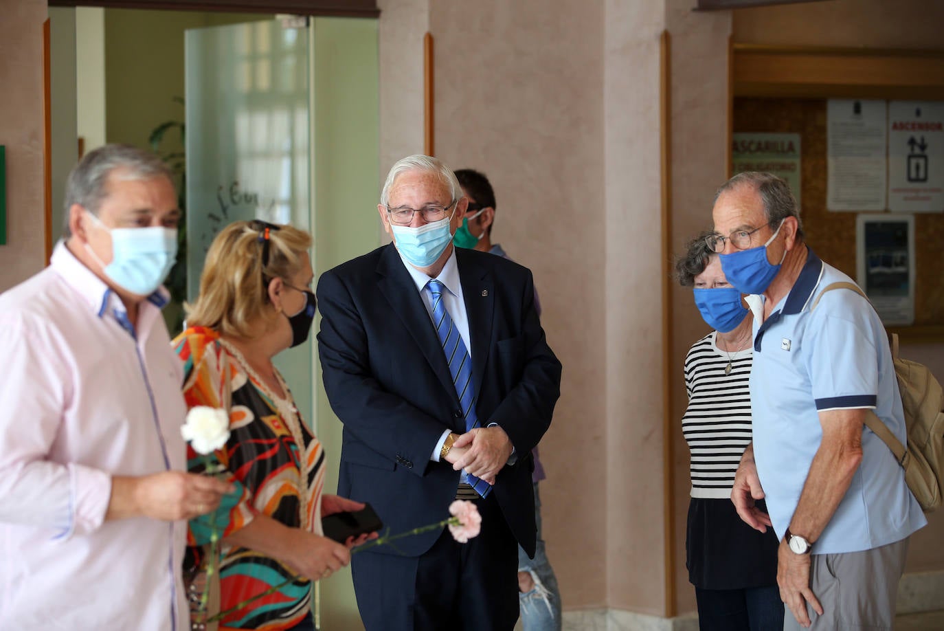 Oviedo vive el Día de Asturias más atípico. Los socios del Centro Asturiano de Oviedo llenaron las instalaciones para disfrutar de una jornada diferente. No faltaron tampoco las actuaciones folklóricas en la plaza de la catedral.