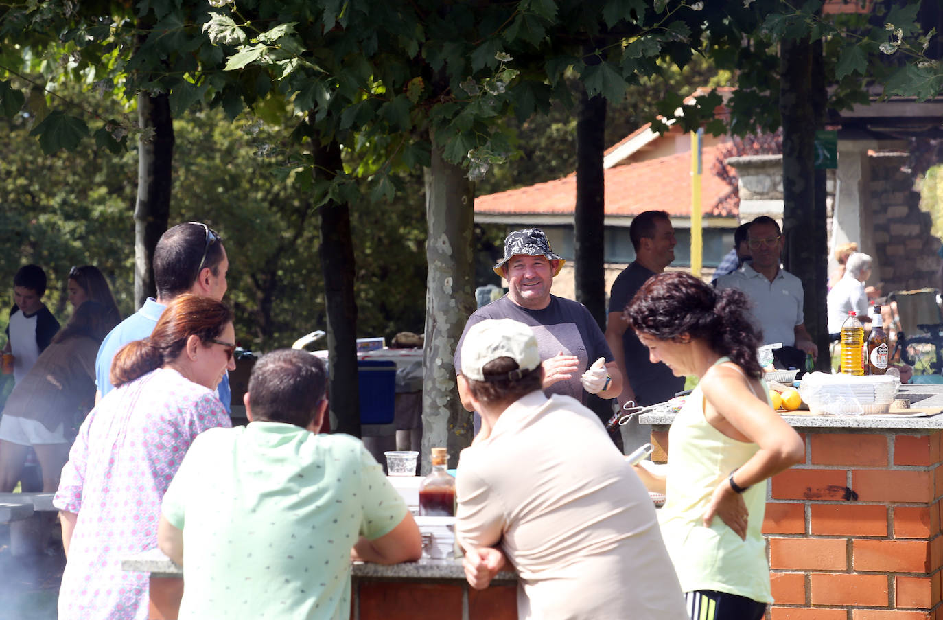 Oviedo vive el Día de Asturias más atípico. Los socios del Centro Asturiano de Oviedo llenaron las instalaciones para disfrutar de una jornada diferente. No faltaron tampoco las actuaciones folklóricas en la plaza de la catedral.