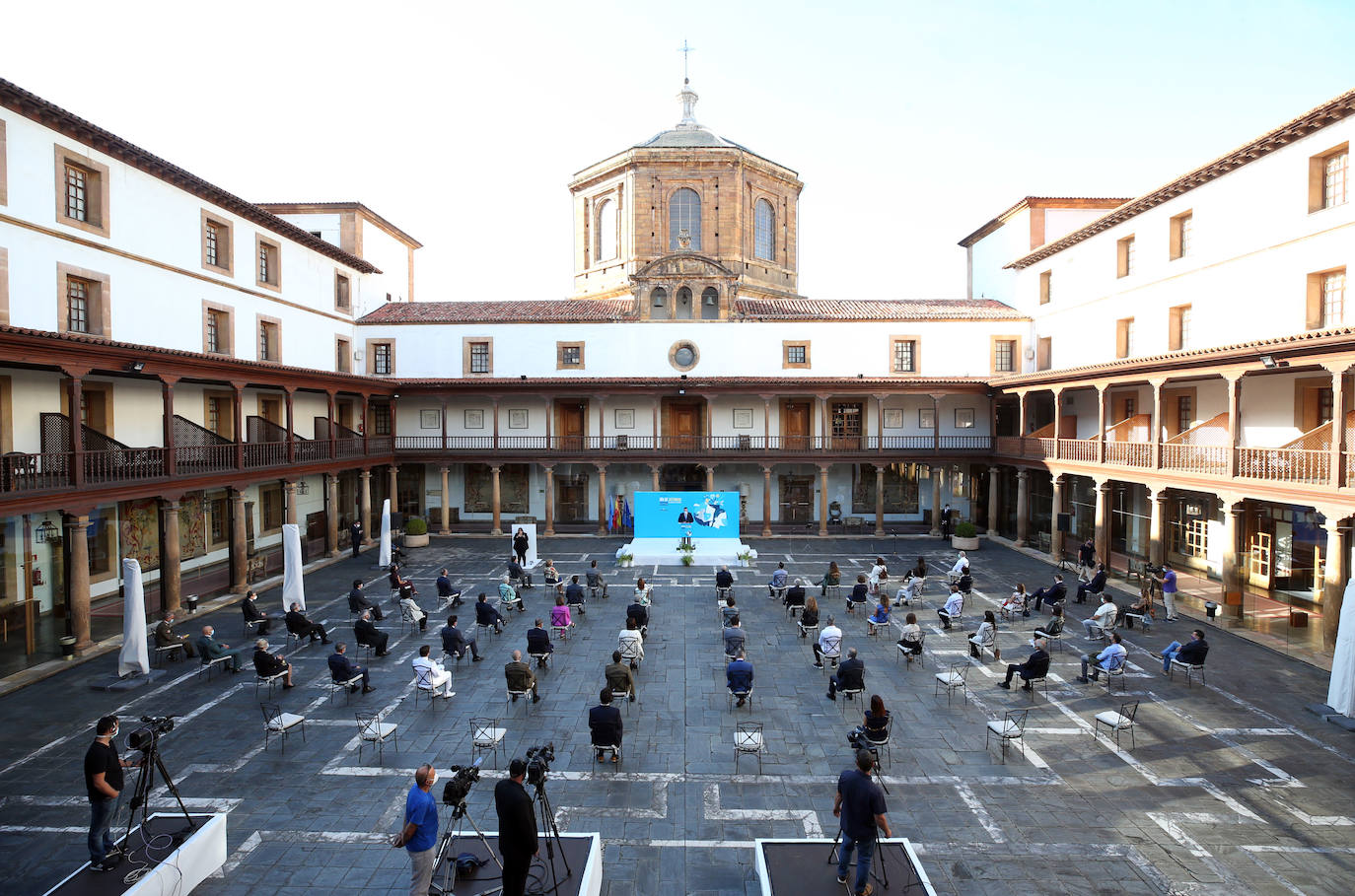 «Sería una falta de respeto que este 8 de septiembre nos comportásemos como si no pasara nada», reconoce el presidente del Principado en un acto institucional del Día de Asturias que, marcado por la pandemia, «quebró una tradición de décadas», la de la entrega de las Medallas del Principado.