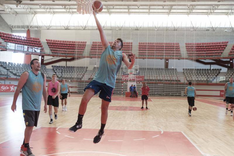 El equipo gijonés de LEB Plata, Liga que comenzará la temporada el 10 de octubre, ha comenzado los entrenamientos en el Palacio de los Deportes de Gijón. Este miércoles presentaba oficialmente además a un nuevo jugador: Javi Lucas.