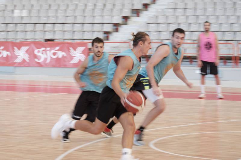 El equipo gijonés de LEB Plata, Liga que comenzará la temporada el 10 de octubre, ha comenzado los entrenamientos en el Palacio de los Deportes de Gijón. Este miércoles presentaba oficialmente además a un nuevo jugador: Javi Lucas.