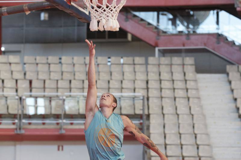 El equipo gijonés de LEB Plata, Liga que comenzará la temporada el 10 de octubre, ha comenzado los entrenamientos en el Palacio de los Deportes de Gijón. Este miércoles presentaba oficialmente además a un nuevo jugador: Javi Lucas.