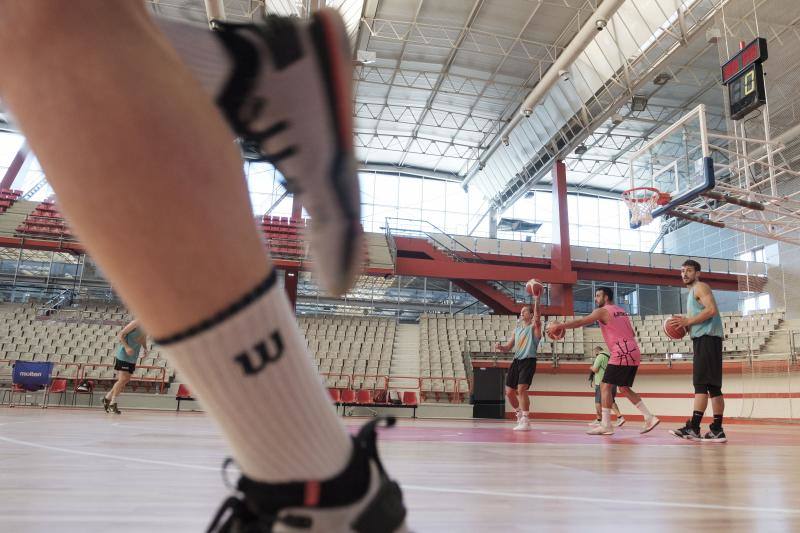 El equipo gijonés de LEB Plata, Liga que comenzará la temporada el 10 de octubre, ha comenzado los entrenamientos en el Palacio de los Deportes de Gijón. Este miércoles presentaba oficialmente además a un nuevo jugador: Javi Lucas.