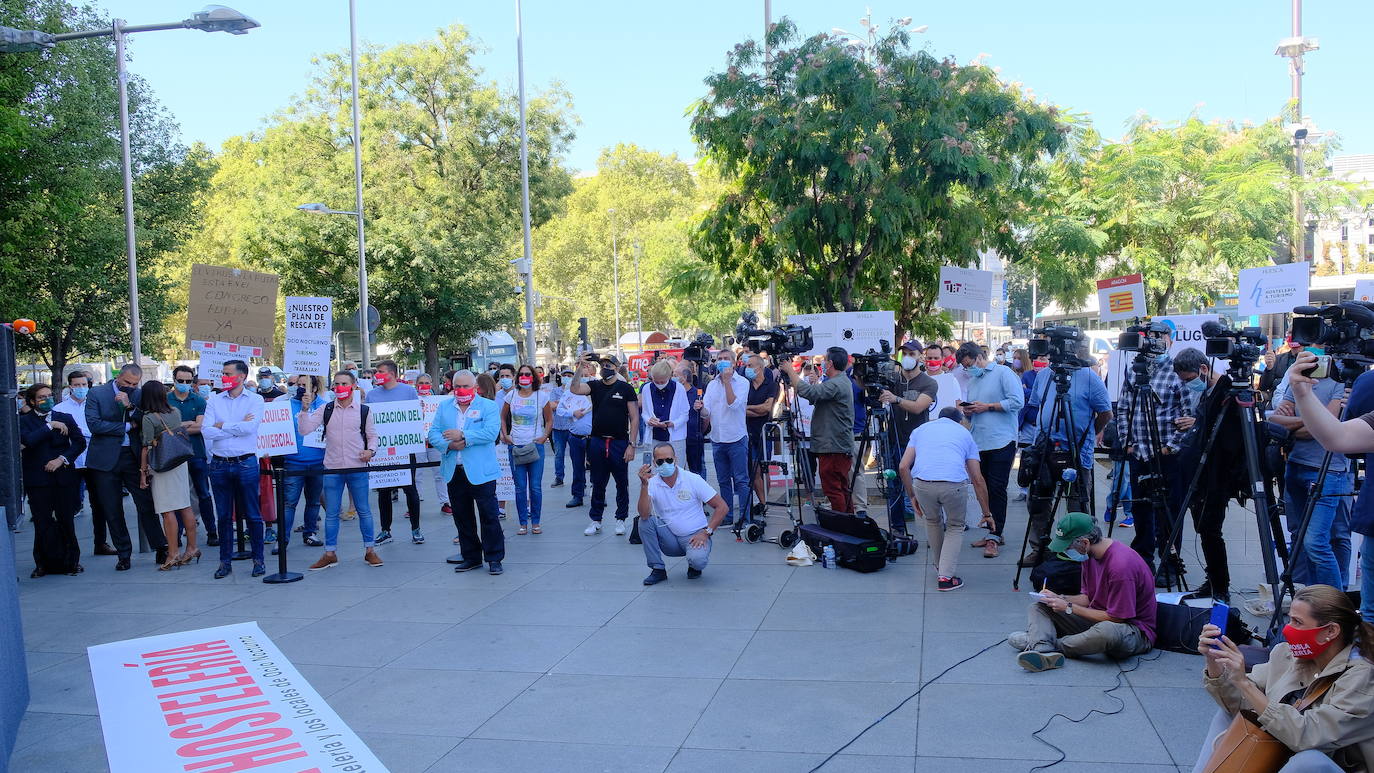 #salvemoslahostelería es el lema bajo el que representantes de organizaciones y asociaciones hosteleras de toda España han protestado por las calles de Madrid. Asturias ha contado con una representación, encabezada por el presidente de Otea, José Luis Álvarez Almeida.