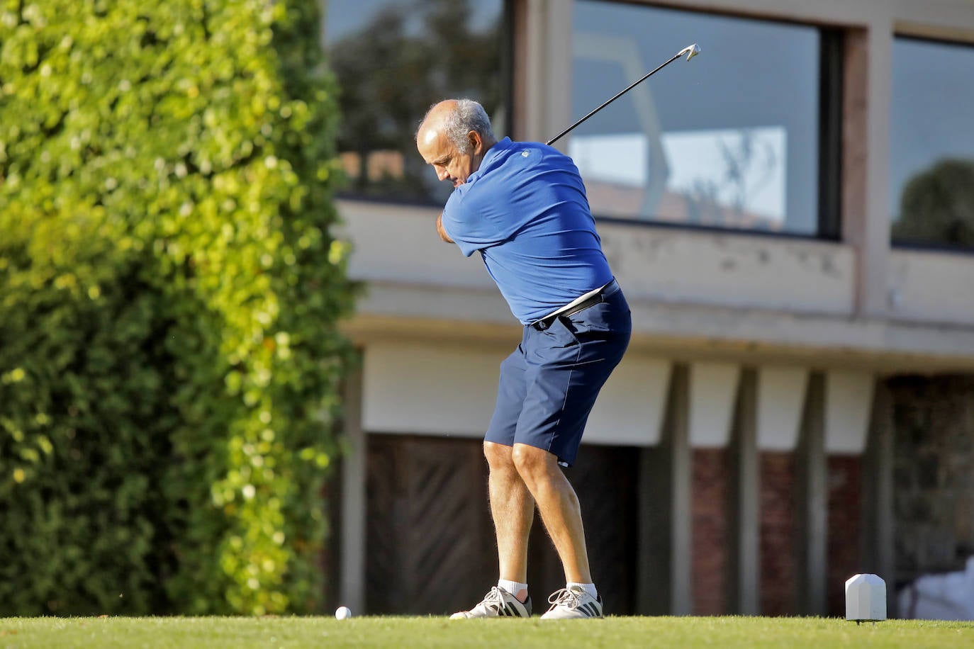 El Campo Municipal de Golf La Llorea acoge durante este miércoles y el jueves la primera edición de este torneo competitivo entre equipos sénior de Gijón y Oviedo, organizado por Golf Sénior Asturias (GSA). 