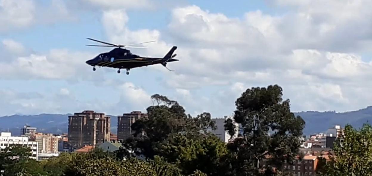 El polémico helicóptero, sobrevolando la zona oeste de Gijón. 