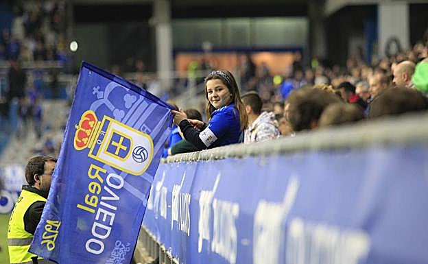 Una joven aficionada azul, con una bandera, en la grada del Tartiere en un partido de la pasada temporada. 