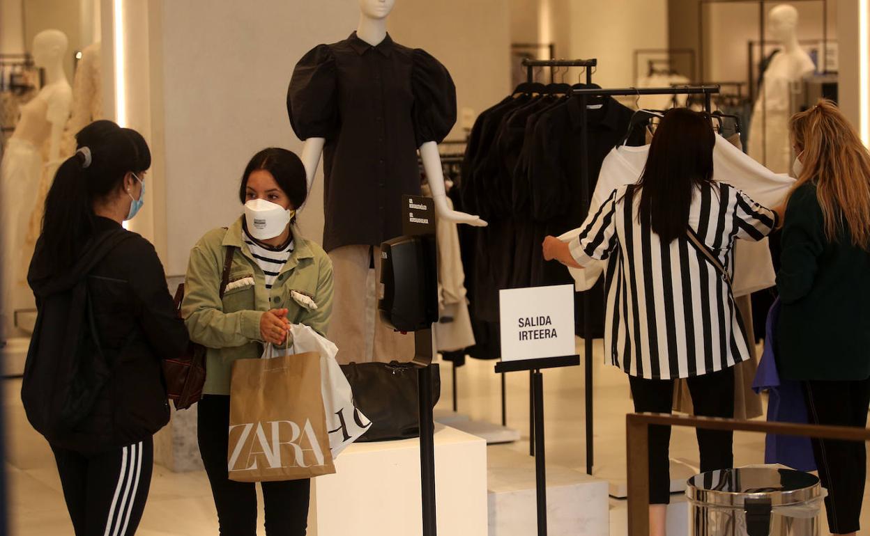 Mujeres en una tienda de ropa 