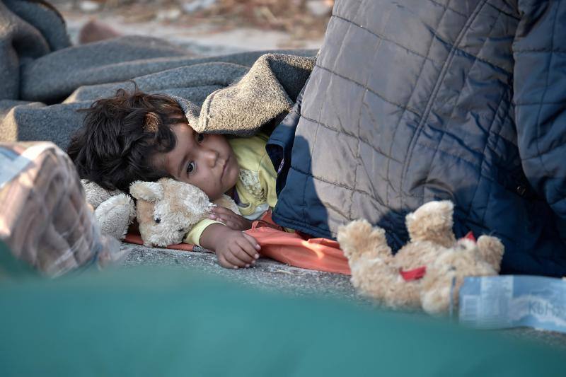 Miles de personas pasan la noche a la intemperie en los alrededores del devastado campo de refugiados de Moria (Lesbos), el más grande de Grecia, a la espera de ser trasladados. Las carreteras que rodean el campo, en el que malvivían 13.000 personas, están repletas de familias que con lo poco que les ha quedado se han instalado en la calzada o en alguna cercana al campo que no ha sido destruida por el incendio del martes por la noche; un incendio que comenzó simultáneamente en varios puntos del campo, poco después de que las autoridades comunicaran a 35 personas que habían dado positivo de covid-19 y que debían ser aisladas. 