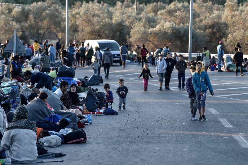 Miles de personas pasan la noche a la intemperie en los alrededores del devastado campo de refugiados de Moria (Lesbos), el más grande de Grecia, a la espera de ser trasladados. Las carreteras que rodean el campo, en el que malvivían 13.000 personas, están repletas de familias que con lo poco que les ha quedado se han instalado en la calzada o en alguna cercana al campo que no ha sido destruida por el incendio del martes por la noche; un incendio que comenzó simultáneamente en varios puntos del campo, poco después de que las autoridades comunicaran a 35 personas que habían dado positivo de covid-19 y que debían ser aisladas. 